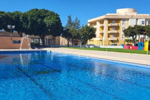 Imagen de la puesta a punto de la piscina de Cuevas del Almanzora