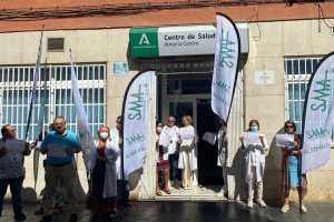 Concentración del Sindicato Médico de Almería ante el centro de salud de la calle San Leonardo, este miércoles.