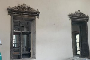 Molduras que estaban policromadas ubicada en el salón de plenos antiguo