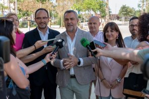 El secretario general del PSOE en Almería, Juan Antonio Lorenzo, atendiendo hoy a los medios.