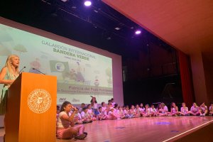 Patricia del Pozo durante el acto de entrega de las Banderas Verdes a centros andaluces, este viernes en la UAL.