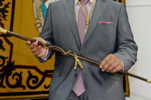 Un alcalde con una vara de mando.