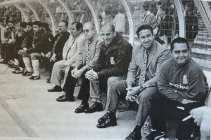 Testigo directo del Real Madrid-Almería CF fue Antonio Torres, primero de la izquierda con barba, en el banquillo del Bernabéu, 19 de mayo de 19