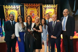 Los concejales electos del Partido Popular con la alcaldesa María del Mar Alfonso (con la vara de mando).