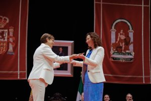 Adriana Valverde entregando la vara de mando a María del Mar Vázquez