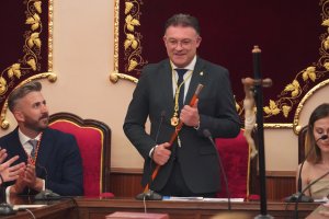 José Carlos Lupión con el bastón de mando.