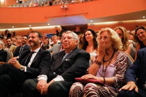 Mar Agüero mandando un beso a su hija en el atril