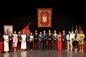 Alfonso García (centro) con los concejales de la Corporación municipal.