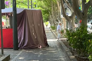Uno de los puestos instalados en la Rambla ocupa el carril bici.