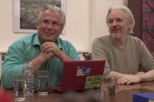 Baltasar Garzón y Julian Assange, en una imagen del documental.