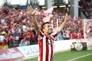 Charles celebrando un gol con el Estadio puesto en pie.