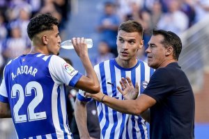 Nikola Maras y Luis García Plaza hablando durante un partido en Mendizorroza.