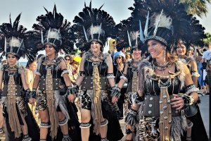 Las moras desfilaron ayer sábado desde el chiringuito Ankara hasta Cruz roja como aperitivo a lo que sucederá esta noche.