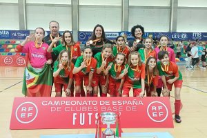 Posando con las medallas y la Copa después de una enorme final contra el Alcorcón.