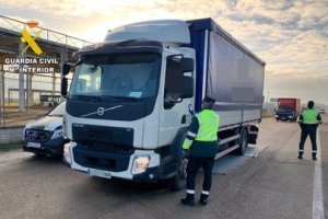 Imagen de archivo de guardias civiles con un camión.