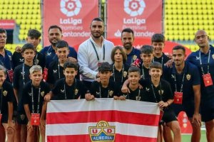 Foto de familia rojiblanca en un magnífico escenario como La Cerámica.