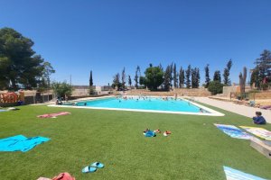 Niños disfrutando de la piscina del Camping Albox / Foto: Booking