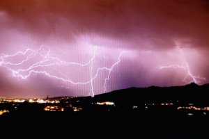 Una imagen de los rayos \'nube-tierra, registrados en la madrugada del domingo