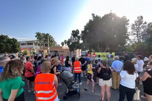 Decenas de padres y vecinos concentrados este martes en La Cañada para pedir otro instituto.