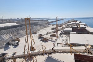 Carga de yeso a cielo abierto en el Puerto de Almería.