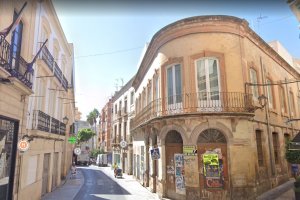 El edificio ocupa una ubicación a dos calles, Real y Arco.