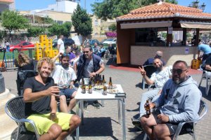 Unas rondas de cerveza entre unos clientes del kiosco el Lengüetas de Ciudad Jardín.