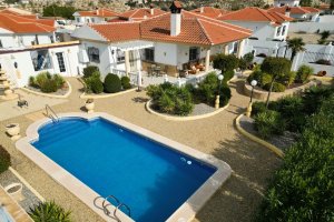 Una piscina perteneciente a una villa residencial en Arboleas.