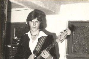 \'El Ñito\' con su guitarra en una actuación con Los Pájaros Verdes.