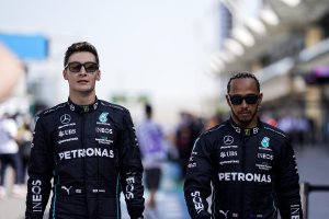 George Russell y Lewis Hamilton, pilotos de la escudería Mercedes.
