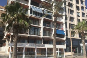 En la balconera del edificio se ven los anuncios del deseado apartamento doble.