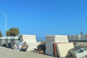 Enseres depositados indebidamente en una imagen fecilitada por el Ayuntamiento.