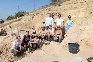 El equipo de la investigación y autoridades en el cerro, futuro Parque Arqueológico Bayra.