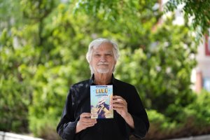 El escritor Santiago García-Clairac, con su última creación. Foto: Rafael Hurtado