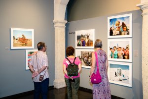 Visitantes a la nueva exposición que acoge el CAF hasta octubre.