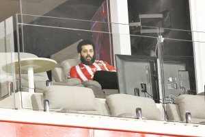 Turki Al-Sheikh en su palco privado del Mediterráneo viendo el Almería-Osasuna.