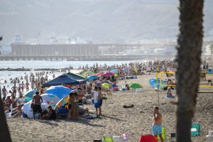 La playa de la capital, durante la tarde de San Juan.