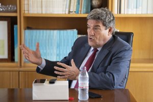 El ministro Escrivá, durante la entrevista este viernes en la sede de la dirección del INSS en Almería.