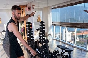 Leo Baptistao se recupera en el gimnasio que tiene en Santos (Brasil).