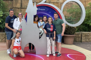 Final feliz para estas dos familias tras pasar una odisea para volar a París.