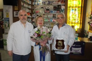 María Rosa Morales en el homenaje que le tributaron sus empleados Manolo Gómez y Manolo Fernández.