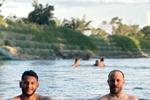 Luis Suárez con su representante en Colombia.