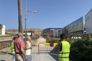 Visita de Eloísa Cabrera a las obras en el acceso peatonal a IKEA