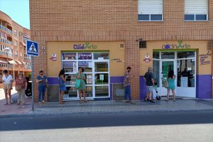 Cada día se forman colas para comprar el menú diario en establecimientos como, en este caso, Cocinarte.