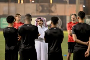 Vicente Moreno con Dani Pendín, los dos de rojo, en su etapa en el Al-Shabab.