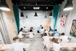 Alumnos realizando los exámenes Cambridge.