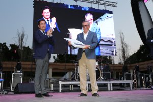 Gabriel Martín Cuenca, tras pronunciar el pregón junto al alcalde ejidense, Francisco Góngora.