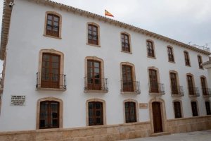 Imagen de archivo de la fachada del ayuntamiento albojense.