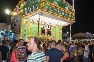 La célebre caseta del vino de los Maños en el recinto ferial de Almería.