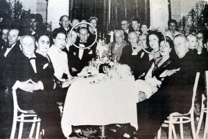 Representación de la Cruz Roja Española exiliada en México, donde se aprecian rodeados por un círculo el doctor Morata y su esposa Matilde Gallo.