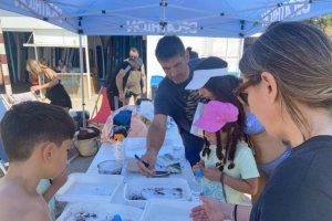 Clasificando los residuos. Foto de Decathlon y publicada por Serbal.